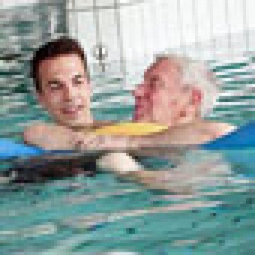 Studenten zwemmen met mensen met dementie